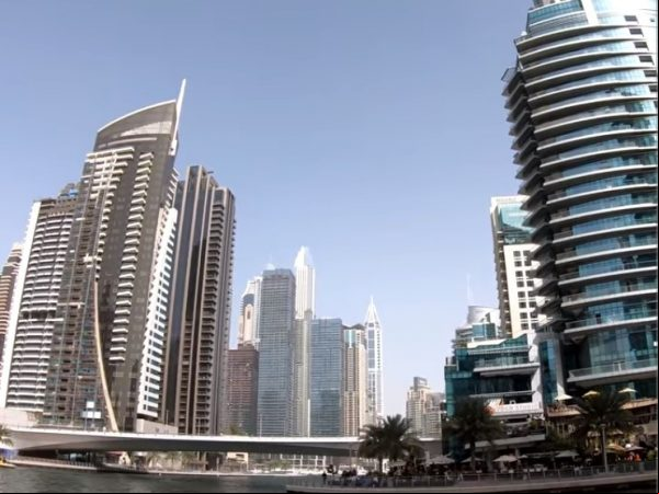 Caminhando pelas ruas de Dubai.
